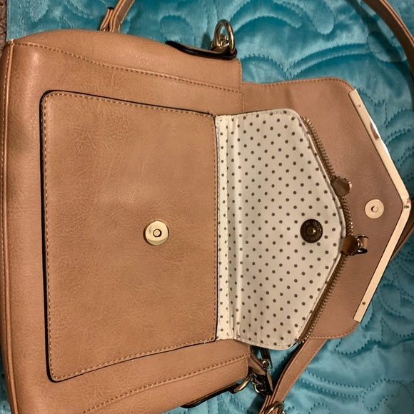 I’m selling a beautiful tan purse - Picture 6 of 7